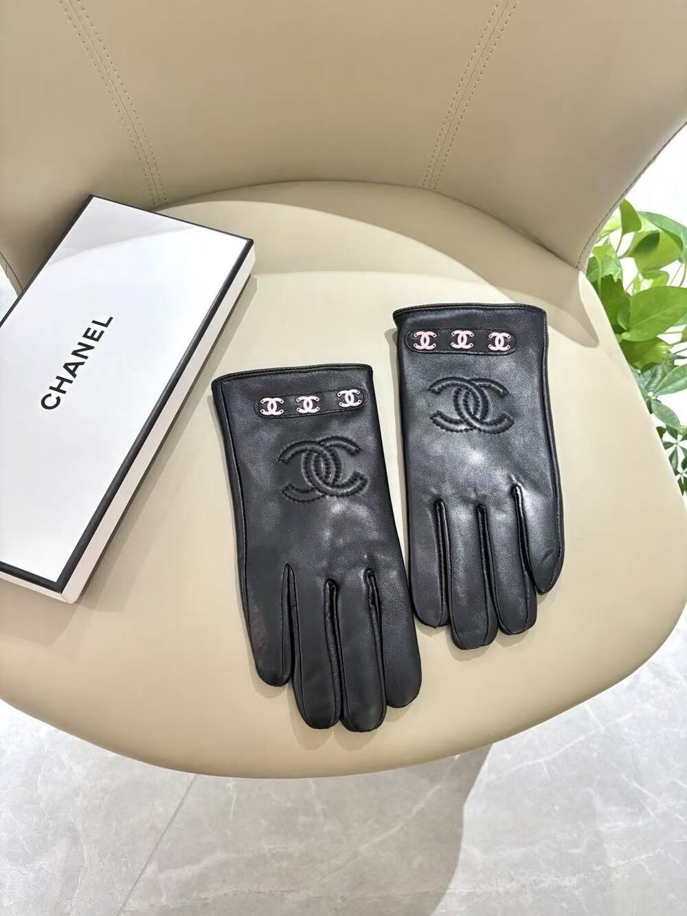 CHANEL Black Leather Interlocking CC Logo Touchscreen Winter Gloves